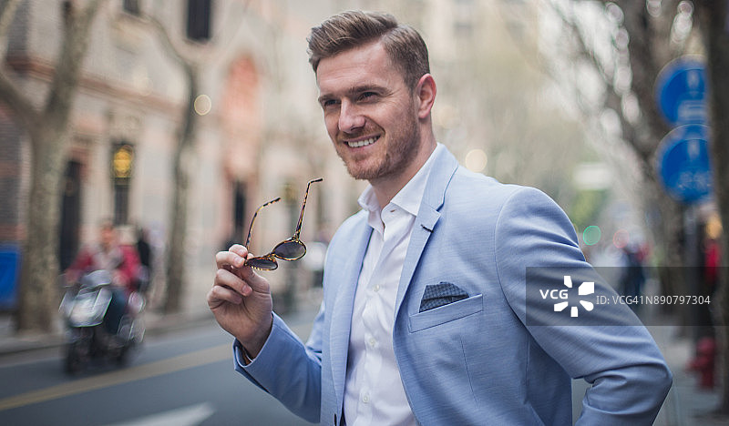 街上的英俊商人图片素材