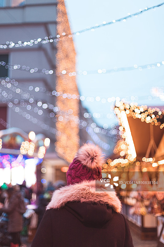 圣诞季德国的浪漫灯光下的女子背影图片素材