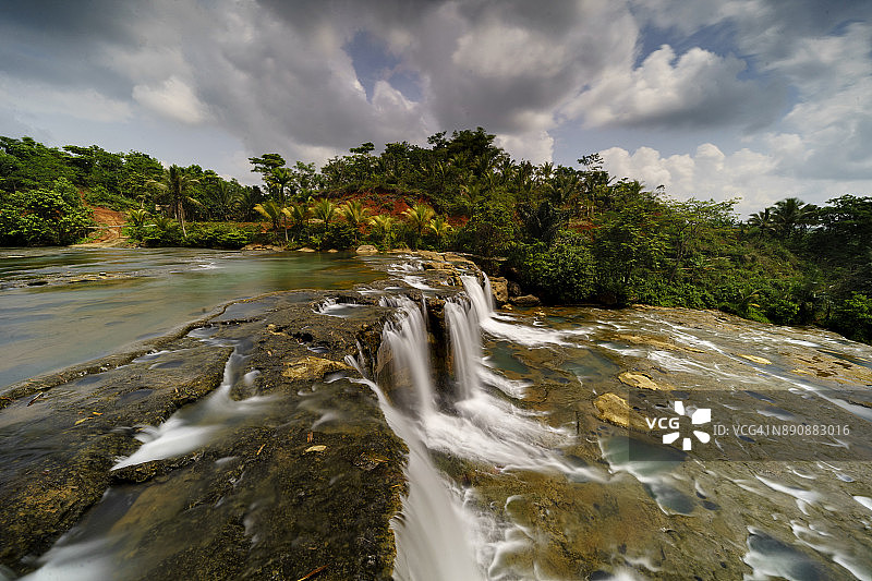 印度尼西亚西爪哇省达西克马拉亚Curug Dengdeng瀑布图片素材