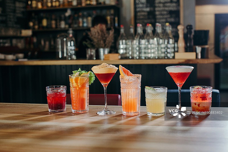 吧台上的精选鸡尾酒图片素材