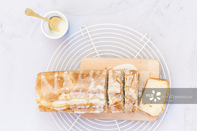 冷却架上的李子蛋糕图片素材