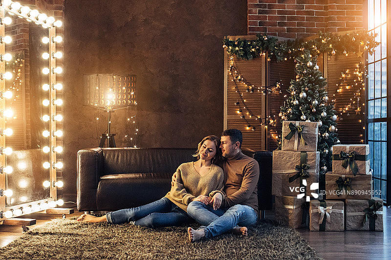 男人和他的女朋友在圣诞节晚上享受欢乐时光图片素材