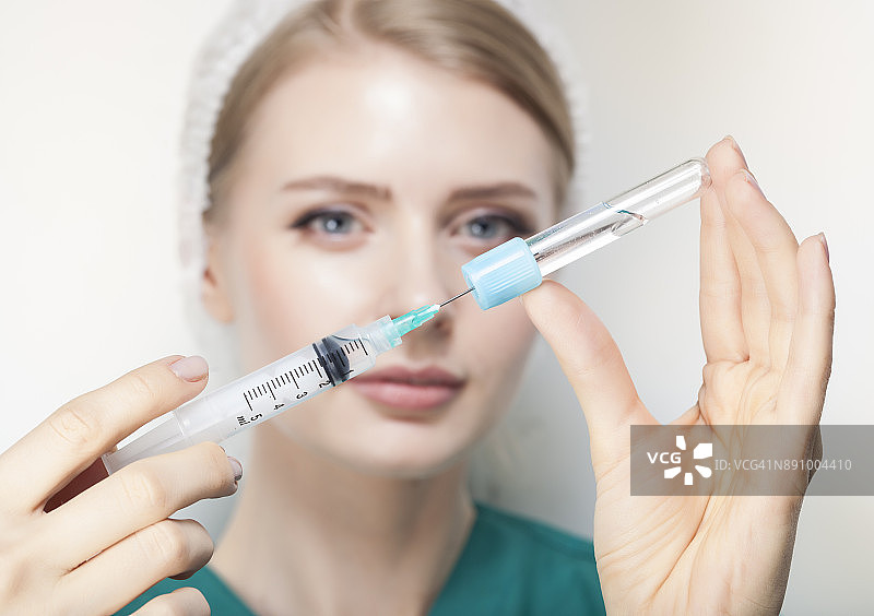 护士准备注射器图片素材