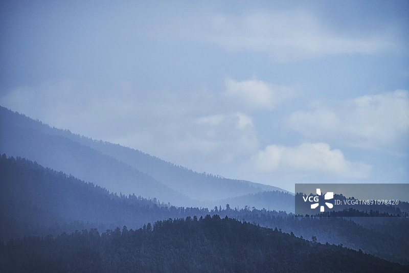 圣克里斯托山脉上的季风图片素材