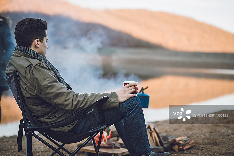 篝火旁的露营车图片素材