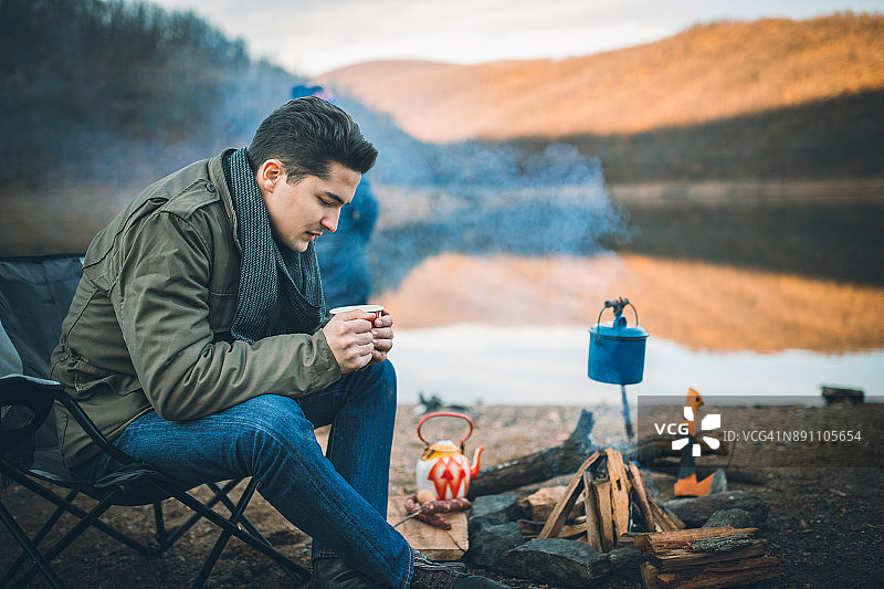 在篝火旁热身图片素材