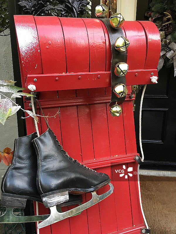 红色雪橇与溜冰鞋图片素材