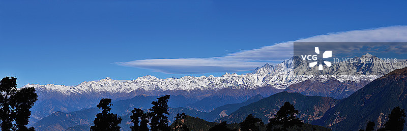 乔普塔-通纳斯-钱德拉希拉徒步路线喜马拉雅山峰全景，如凯达尔纳特、梅鲁、苏梅鲁、象头神山、乔坎巴峰、班达尔蓬奇峰、尼尔坎塔峰、提尔苏里峰、楠达德维峰图片素材