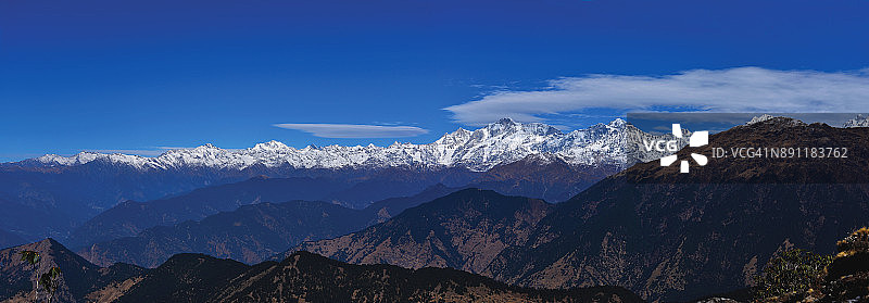 乔普塔-通纳斯-钱德拉希拉徒步路线喜马拉雅山峰全景,如凯达尔纳特、梅鲁、苏梅鲁、象头神山、乔坎巴峰、班达尔蓬奇峰、尼尔坎塔峰、提尔苏里峰、楠达德维峰图片素材