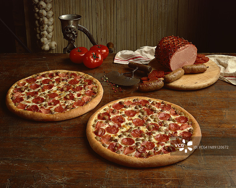 香肠和意大利辣香肠披萨图片素材