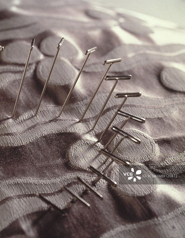 图案面料上的直头别针图片素材