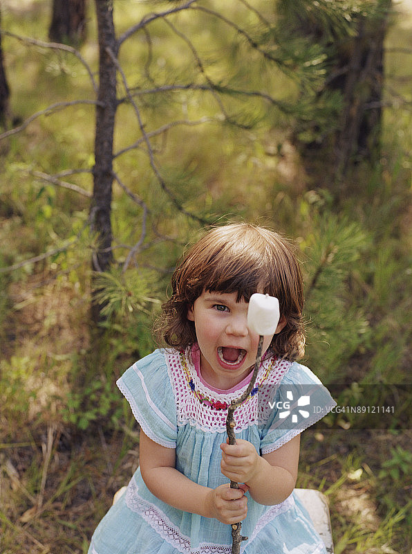 拿着棉花糖的女孩图片素材