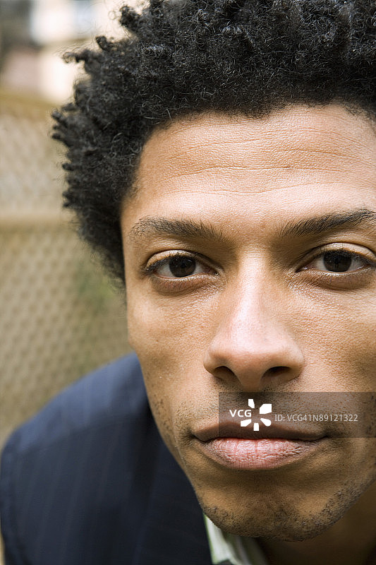 严肃的男人肖像图片素材