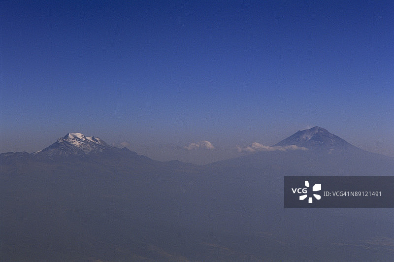 墨西哥波波卡特佩特火山和伊斯塔西瓦特尔火山图片素材