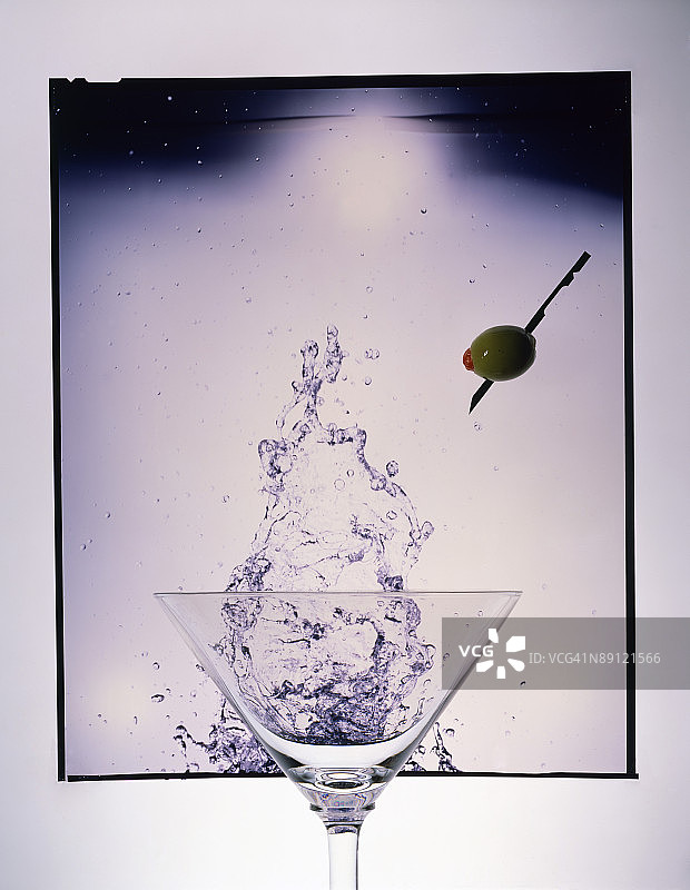 飞溅的马提尼和橄榄图片素材