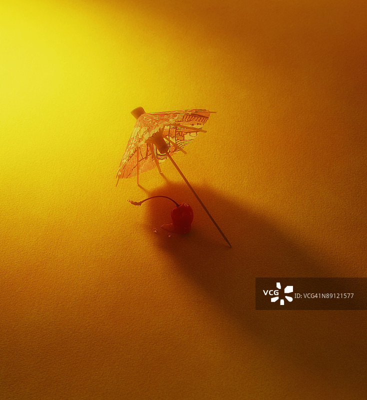 马拉斯奇诺樱桃装饰的鸡尾酒伞图片素材