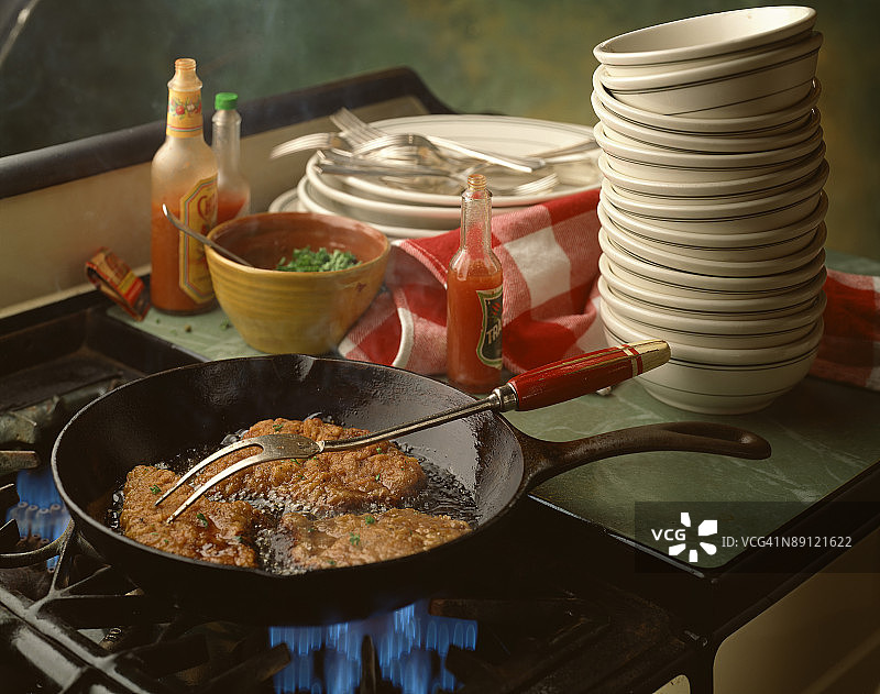 煎锅上的香辣美食图片素材