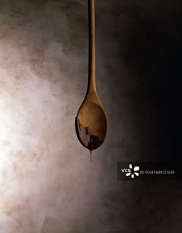 巧克力从勺子上滴落图片素材