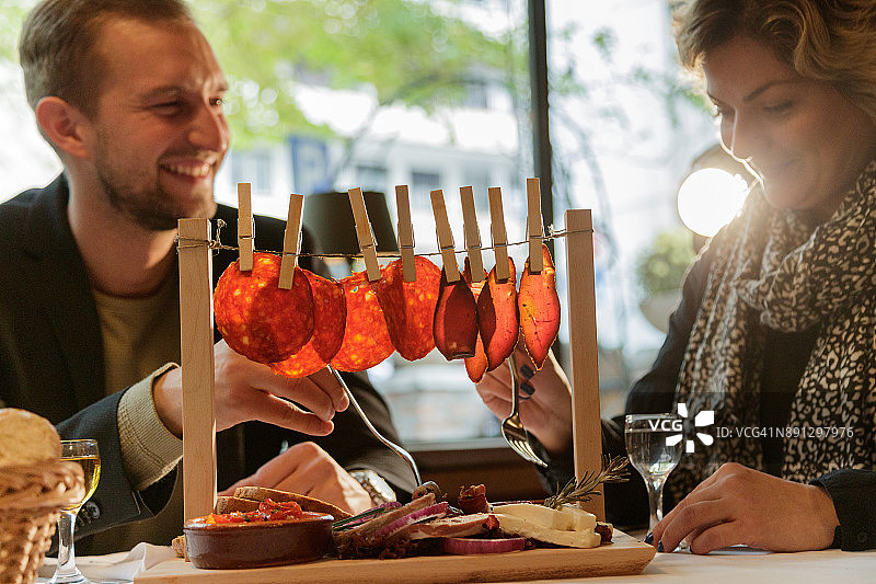 情侣在餐厅享用开胃菜图片素材