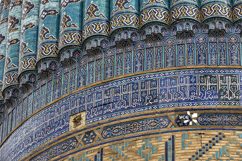 撒马尔罕列吉斯坦建筑群的夏尔达清真寺圆顶和宣礼塔特写图片素材