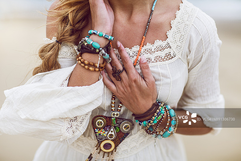 佩戴彩色珠宝的波西米亚风女人图片素材