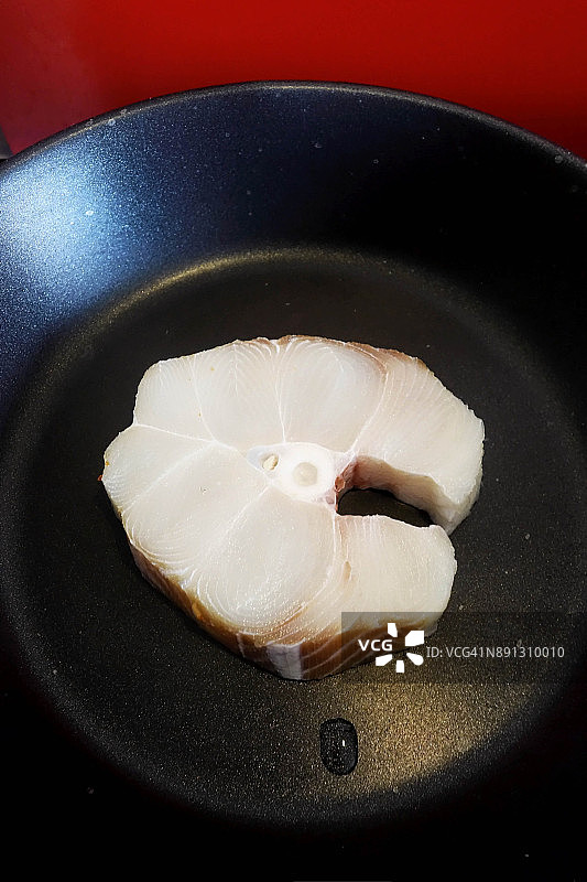 平底锅中待烹饪的蓝鲨鱼片图片素材