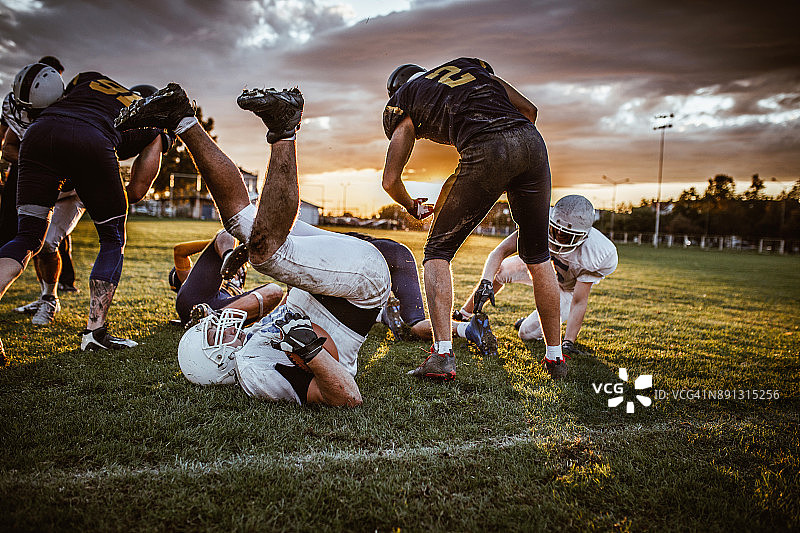 日落时分的美式橄榄球比赛图片素材