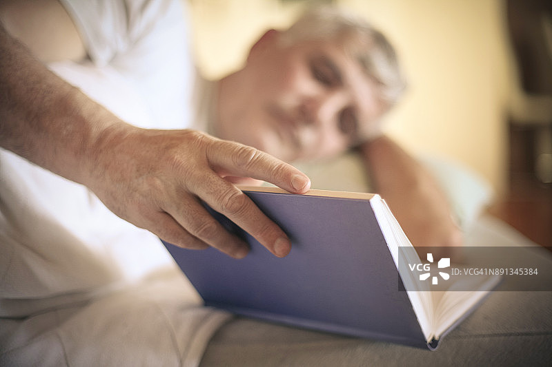 看书休息图片素材