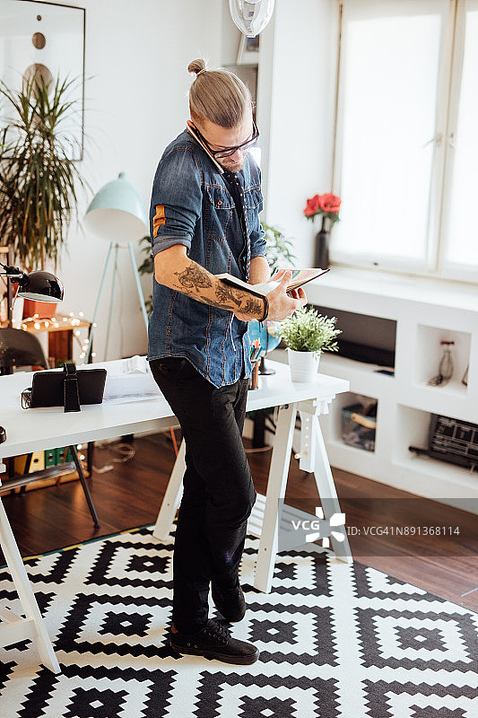 打电话并查看计划表的男人图片素材