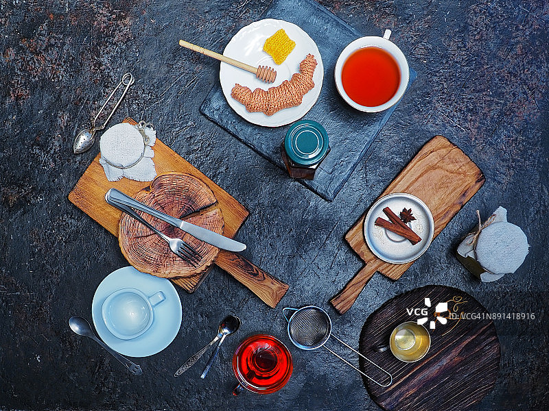 针织羊角面包和黄油早餐图片素材