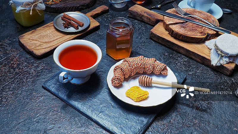 针织羊角面包和黄油早餐图片素材