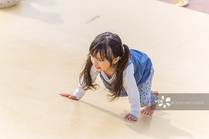 父亲和女儿在公园里玩耍图片素材