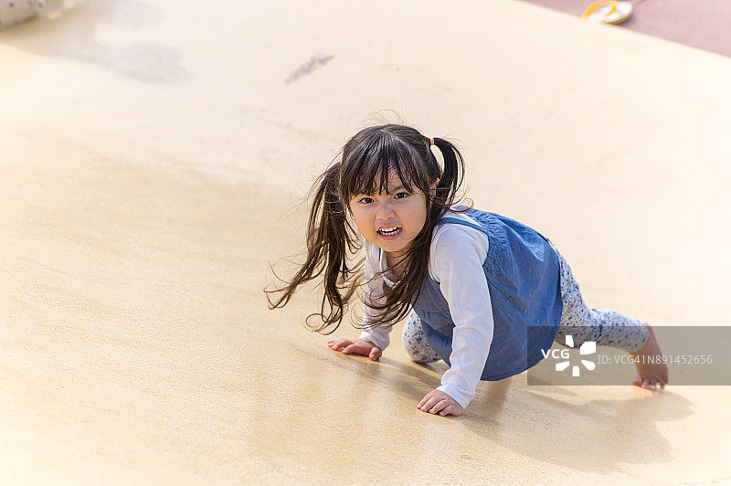 父亲和女儿在公园里玩耍图片素材