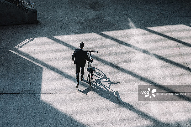 骑自行车的商务男士俯视图图片素材