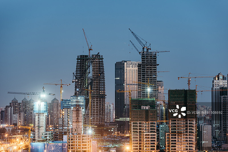 中国北京：黄昏时分起重机林立的大型建筑工地图片素材