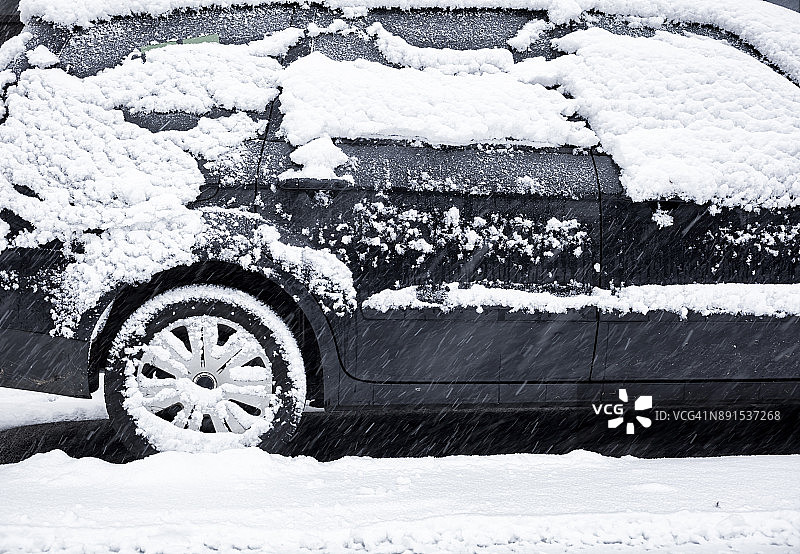 雪盖汽车图片素材