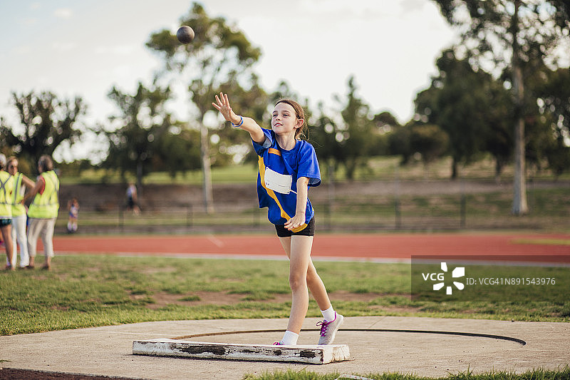 田径俱乐部铅球训练图片素材