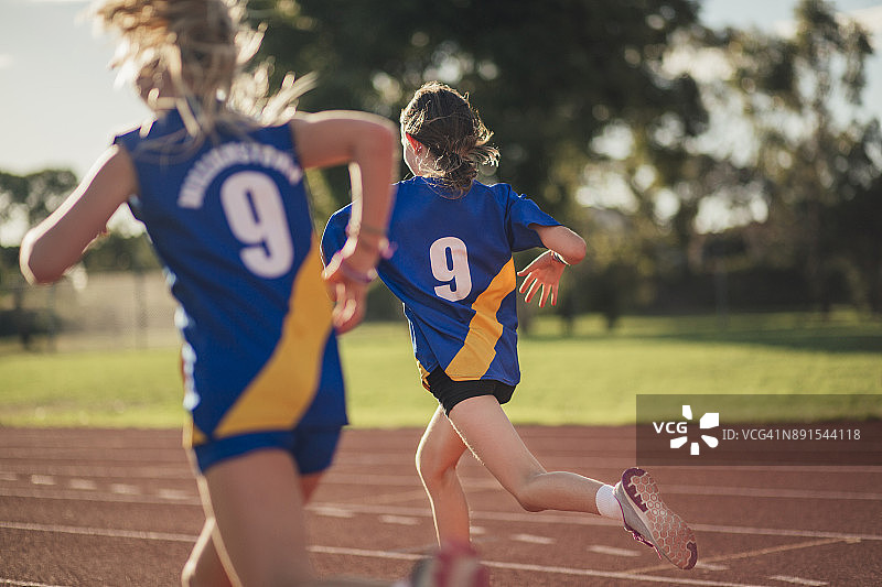 女孩赛跑图片素材