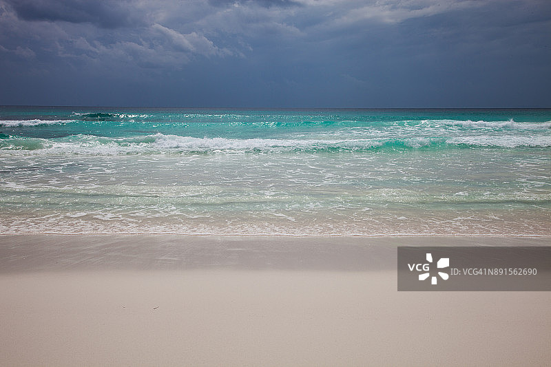 塞舌尔拉迪格岛Anse Cocos海滩和多云天空图片素材