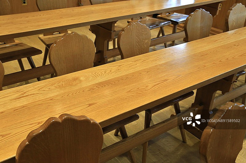 木桌和椅子图片素材