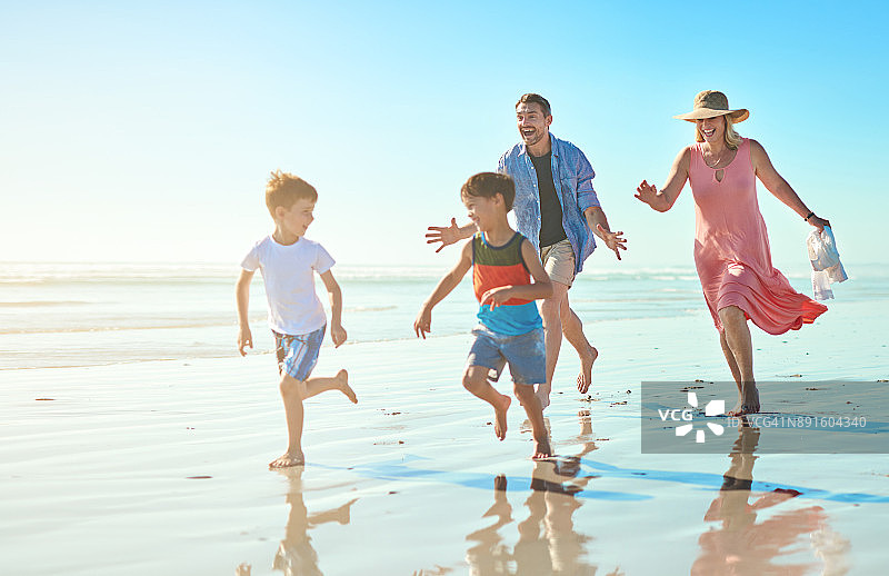 与家人共度欢乐童年图片素材