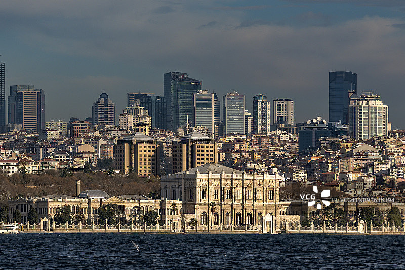土耳其贝西克塔斯的多尔玛巴赫切宫与伊斯坦布尔城市天际线图片素材