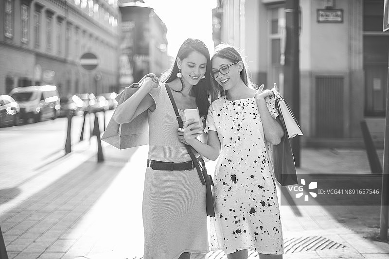 城市里的年轻女性图片素材