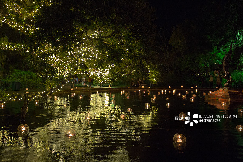 千烛之夜的漂浮蜡烛图片素材