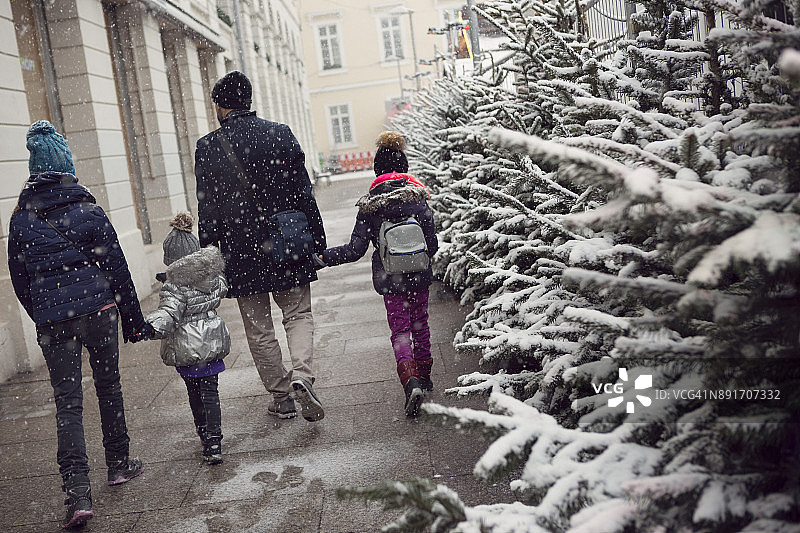 在德国城市雪中行走的一家人图片素材