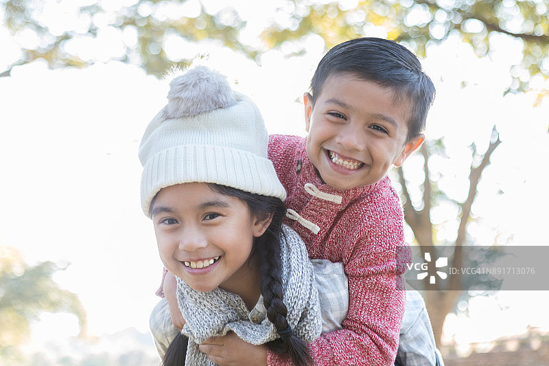 小女孩在户外背着朋友图片素材