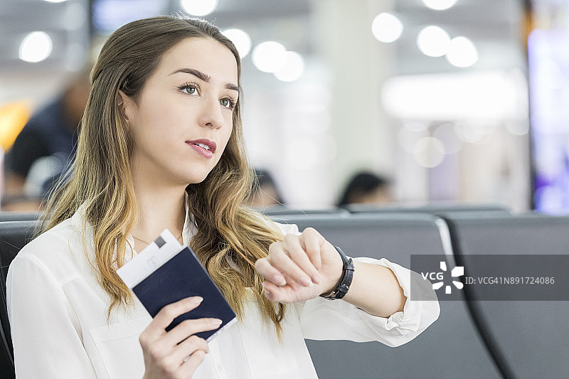 焦虑的年轻女子在机场航站楼保持警惕图片素材