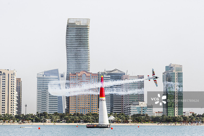 红牛特技飞行比赛中阿布扎比海湾的特技动作图片素材