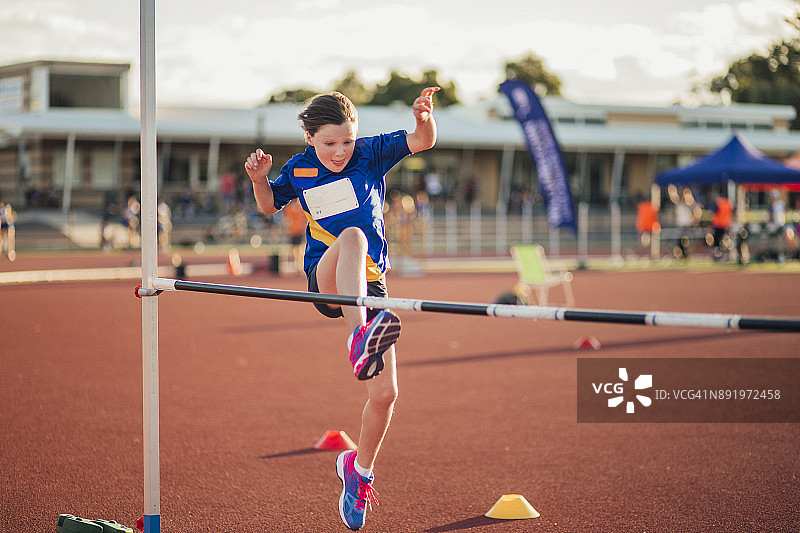 在田径俱乐部做跳高图片素材