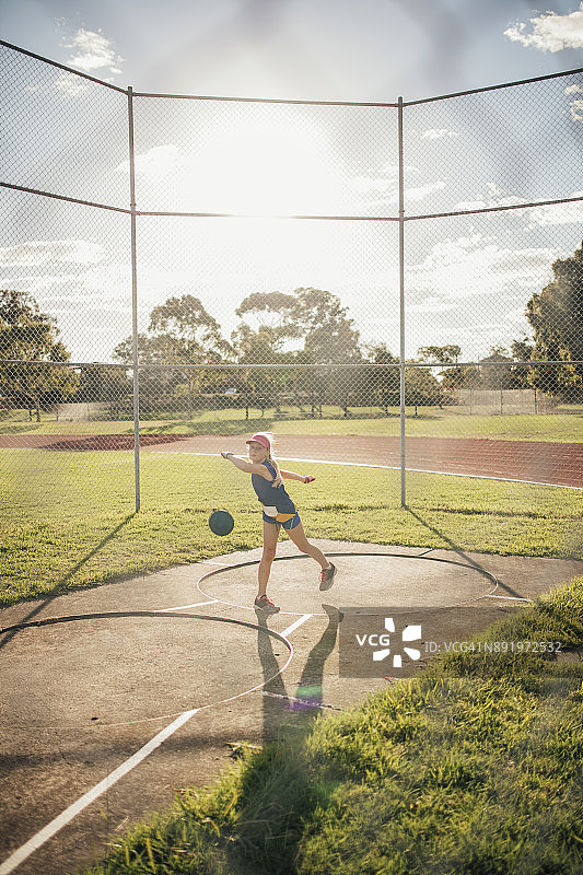 在田径俱乐部掷铁饼的小女孩图片素材